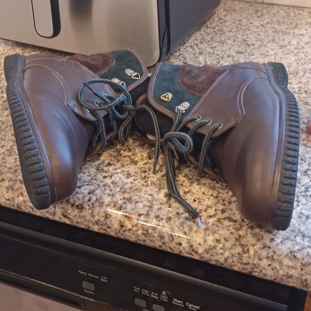 G.H. Bass & Co. Brown Leather Womens Boots with Rubber Sole Size 9.5M - Picture 2 of 5